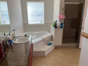 Duschwanne, Whirlpool, Haartrockner, Bidet