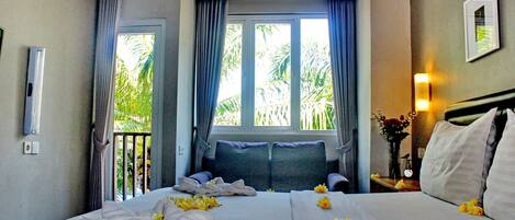 Quarto casal luxo | Cofres nos quartos, escrivaninha, espaço de trabalho para notebook