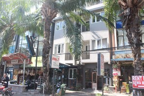 Front of property - evening/night - Kuta Beach Stay (Kuta)
