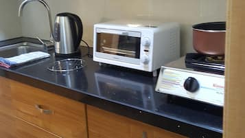 電冰箱、微波爐、爐台、電熱水壺