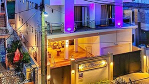 A modern multi-story hotel with balconies and a sign for "The Konalysa Suites & Residence." - The Monalysa Suites & Residence (Grand-Baie)