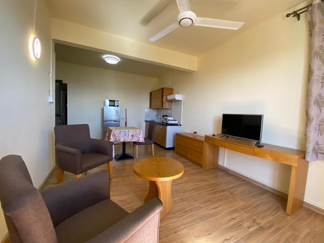 위성 채널 시청이 가능한 37인치 평면 TV, TV