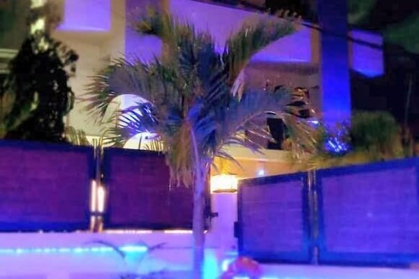 Una piscina al aire libre