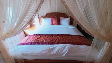 Desk, soundproofing, free WiFi, bed sheets