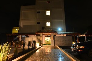 住宿正面 - 傍晚/夜晚