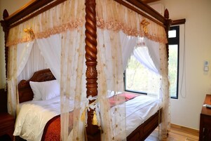 Queen Bed | Desk, soundproofing, free WiFi, bed sheets