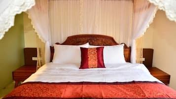 Queen Bed | Desk, soundproofing, free WiFi, bed sheets