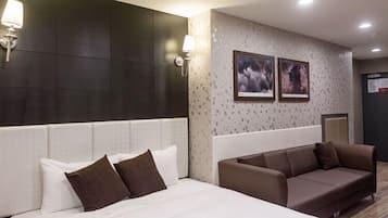 Deluxe Double Room | Desk, blackout drapes, soundproofing, free WiFi