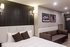 Phòng đôi Deluxe | Bàn, màn/rèm cản sáng, phòng cách âm 