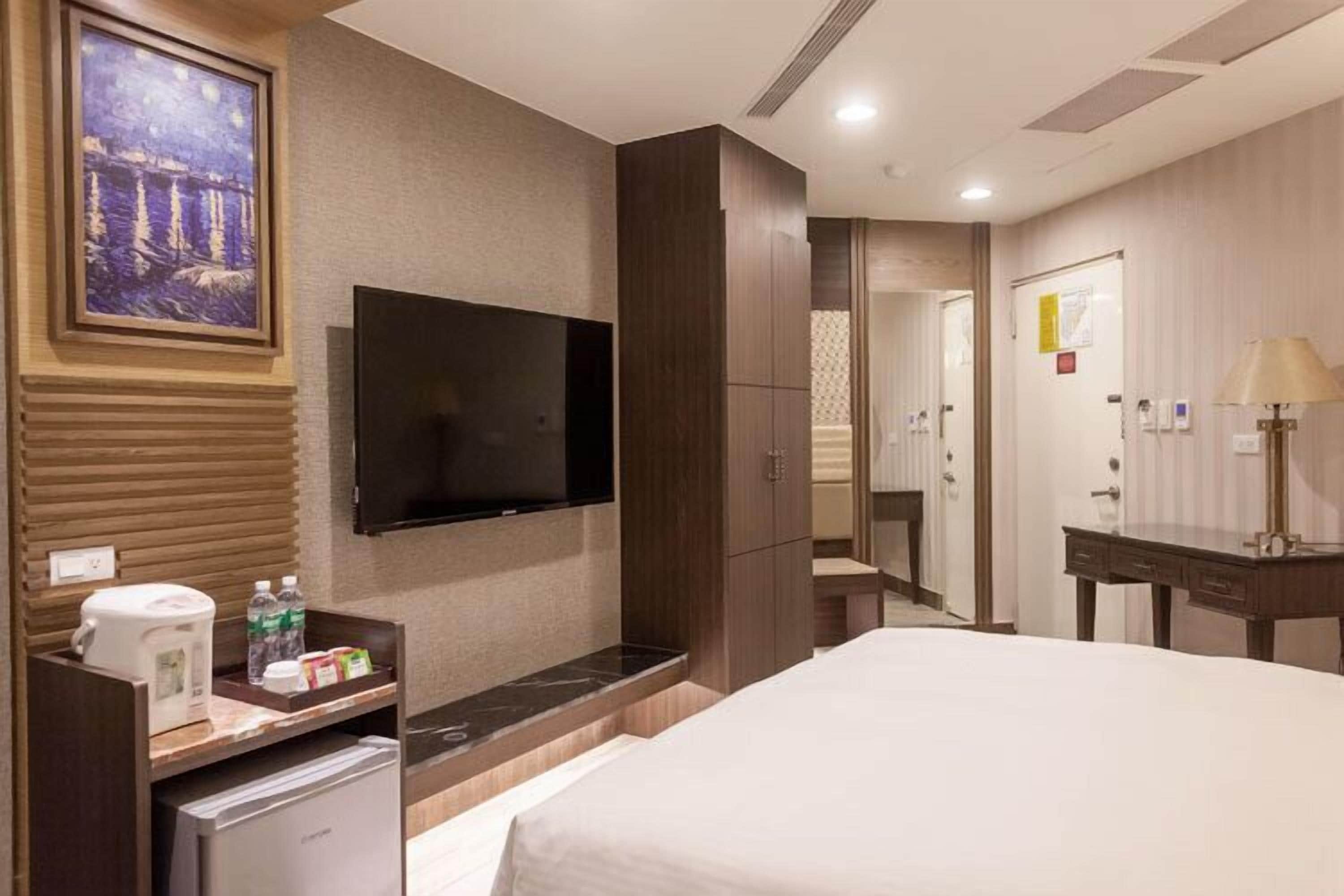 standard double room | desk, blackout curtains, soundproofing, free wifi