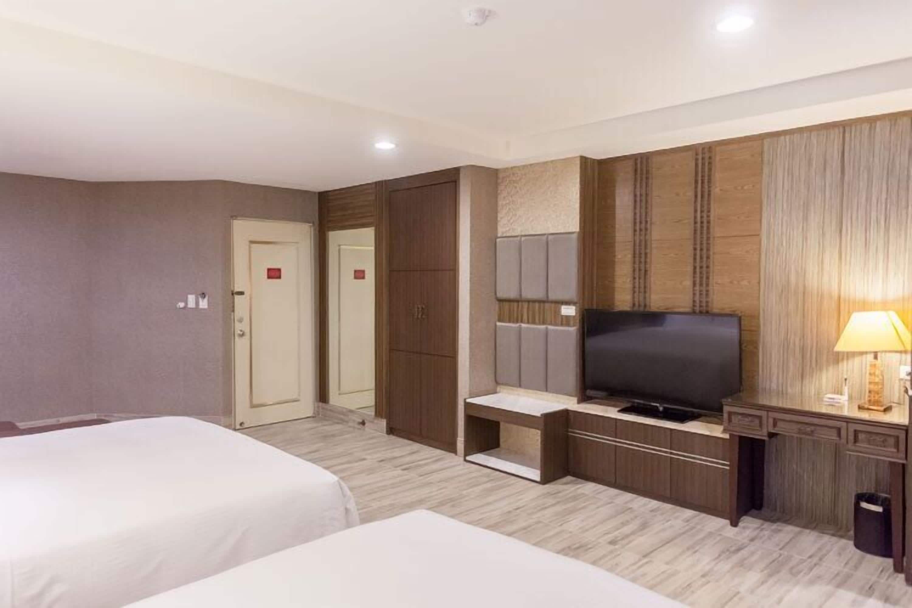 deluxe quadruple room | desk, blackout curtains, soundproofing, free wifi