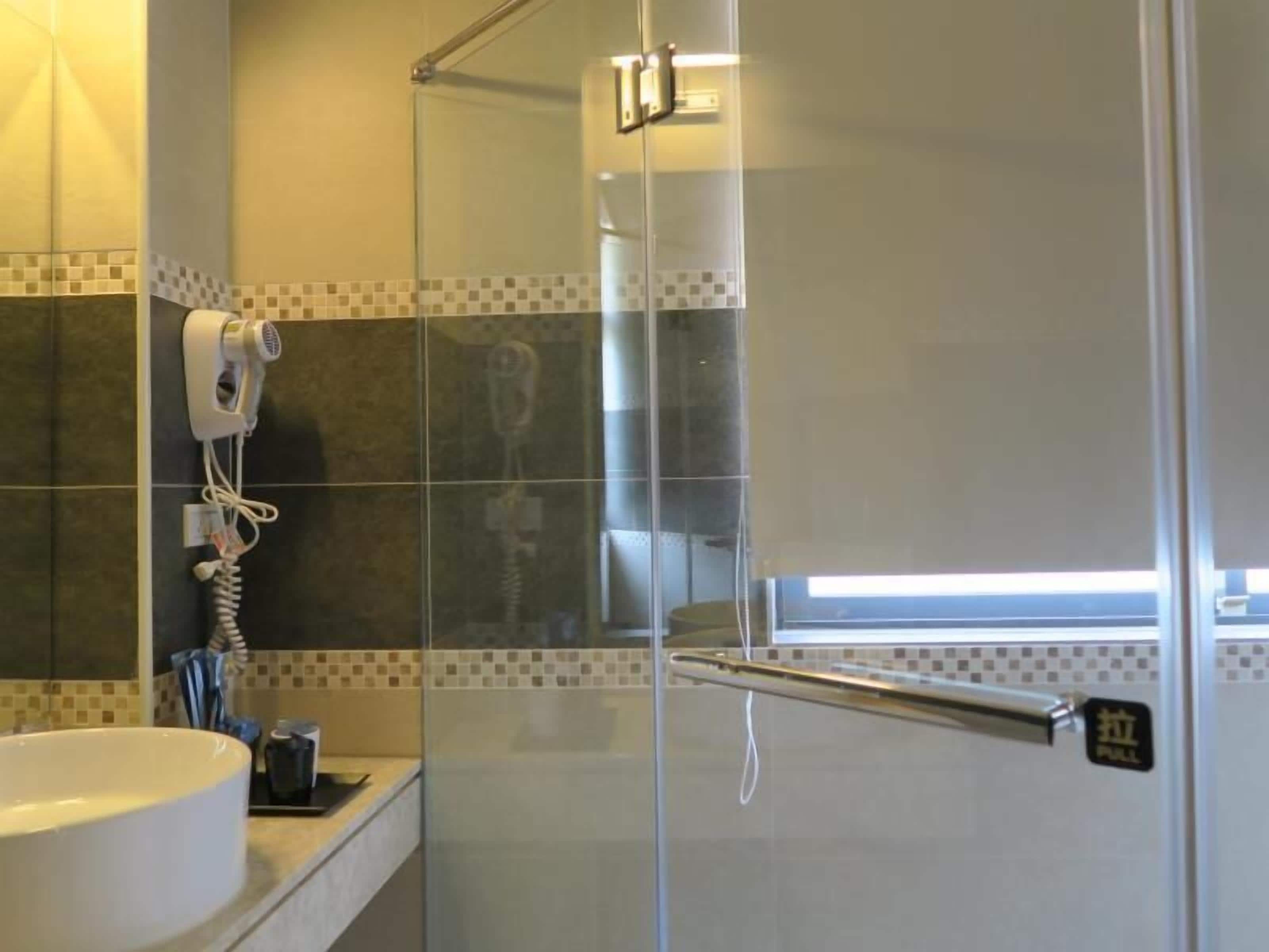 economy quadruple room | bathroom shower