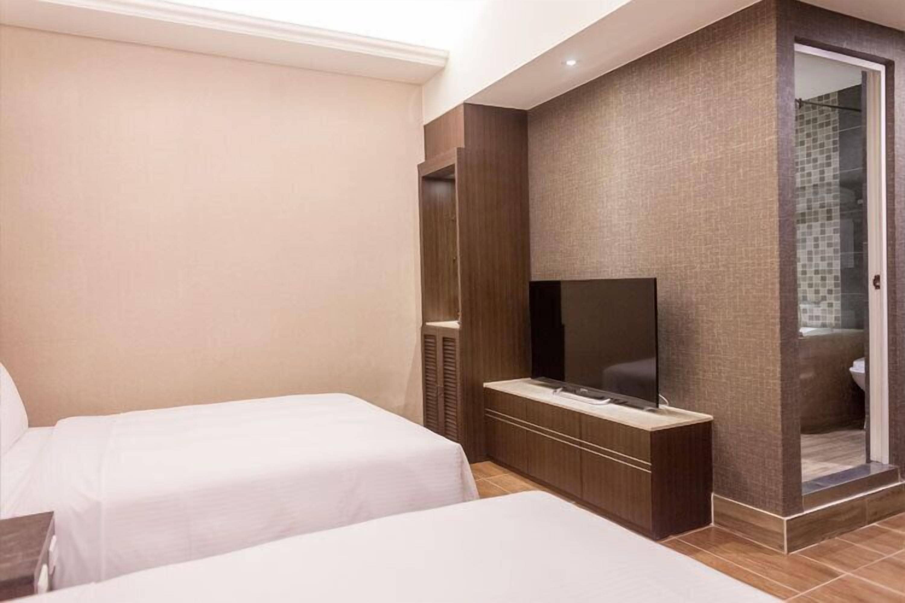 standard quadruple room | desk, blackout curtains, soundproofing, free wifi