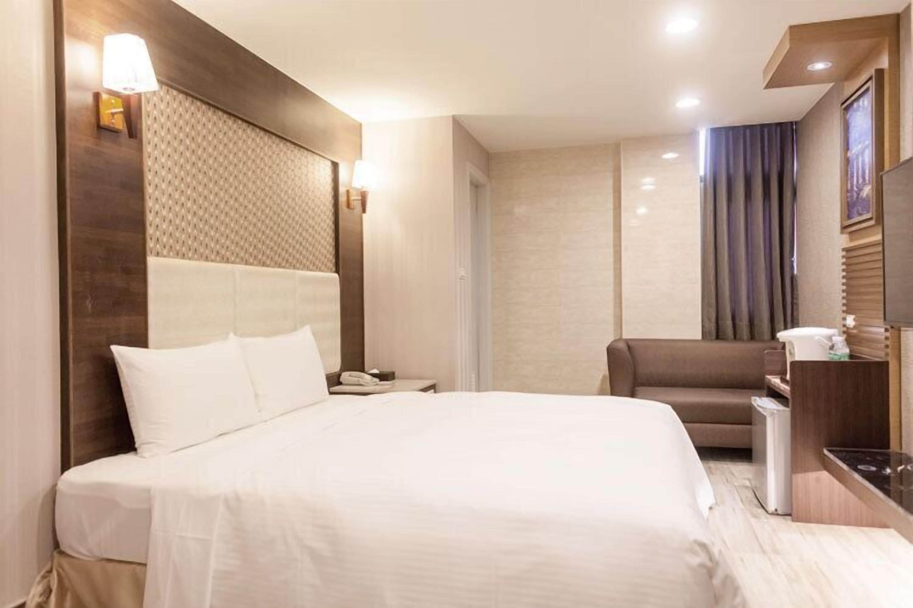 standard double room | desk, blackout curtains, soundproofing, free wifi