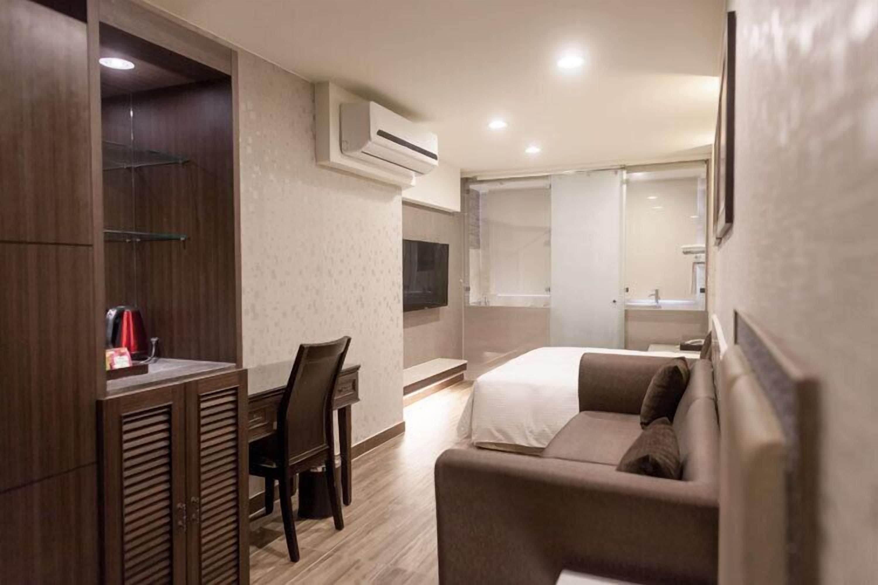 deluxe double room | desk, blackout curtains, soundproofing, free wifi