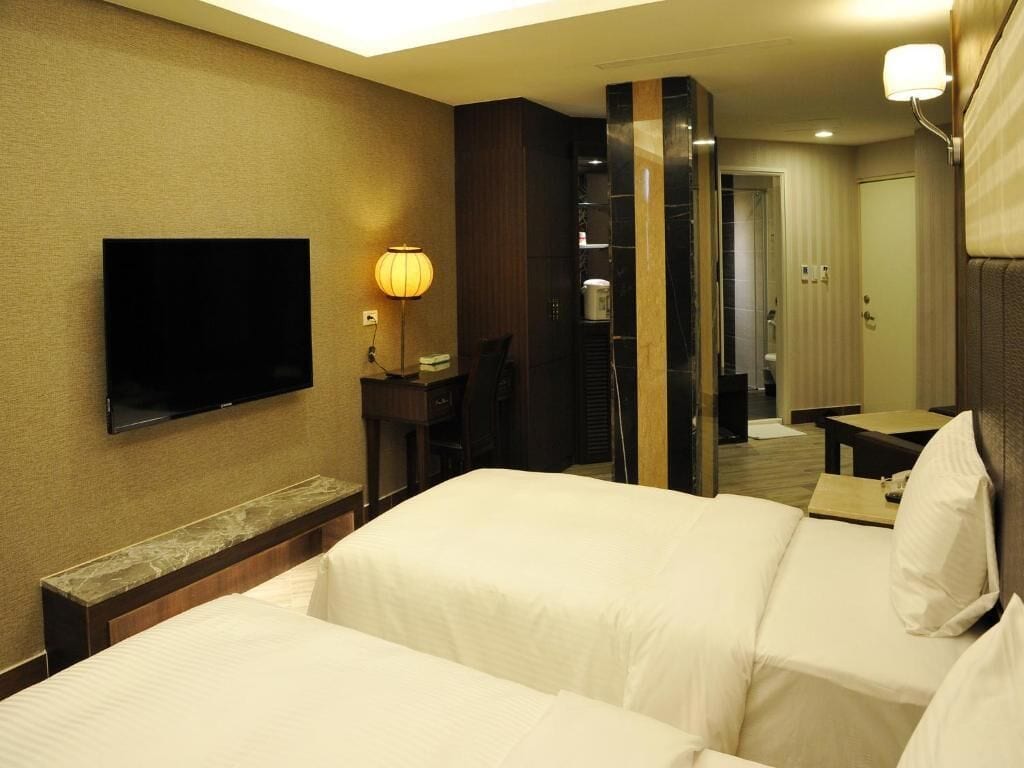 deluxe twin room | desk, blackout curtains, soundproofing, free wifi