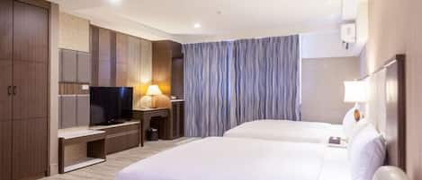 Deluxe Quadruple Room | Desk, blackout drapes, soundproofing, free WiFi