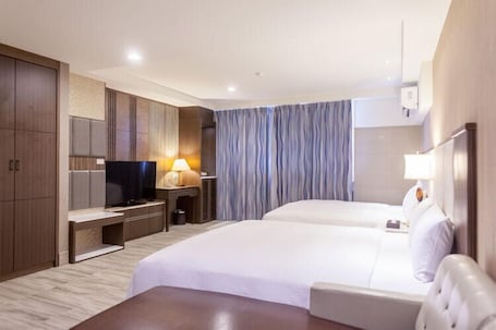 华丽四人房 | 办公桌、遮光窗帘、隔音、免费 WiFi