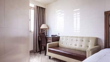 Schreibtisch, Verdunkelungsvorhänge, schallisolierte Zimmer