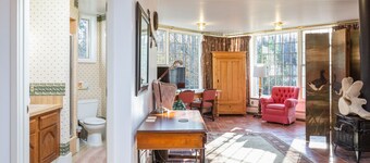 Charming studio on three acres with a back deck - close to university - dogs OK