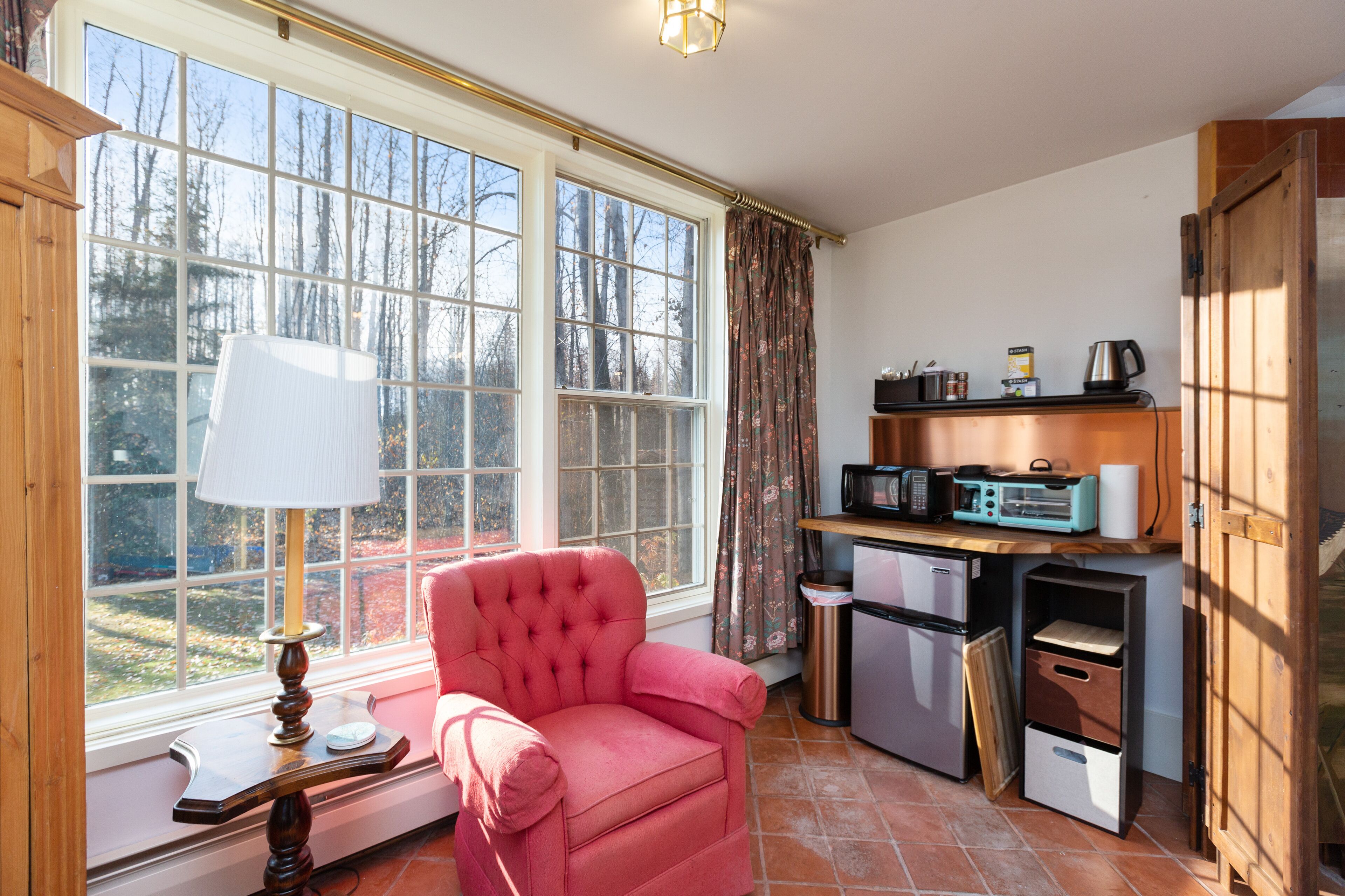 Charming studio on three acres with a back deck - close to university - dogs OK