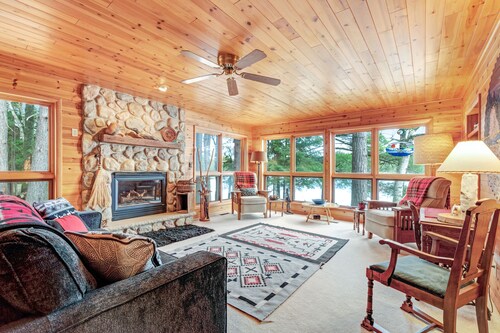 Peaceful, quiet lakefront dog-friendly cabin w/fishing dock, boats, campfire pit