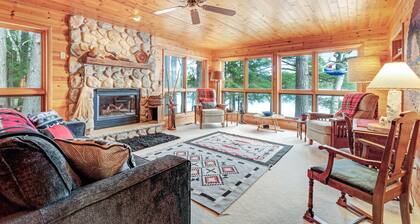 Hundefreundliche Hütte am Seeufer mit privater Bootsanlegestelle, Feuerstelle und Gaskamin