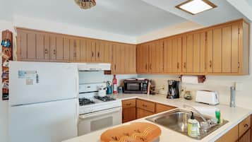 Een koelkast, een magnetron, een oven, een kookplaat