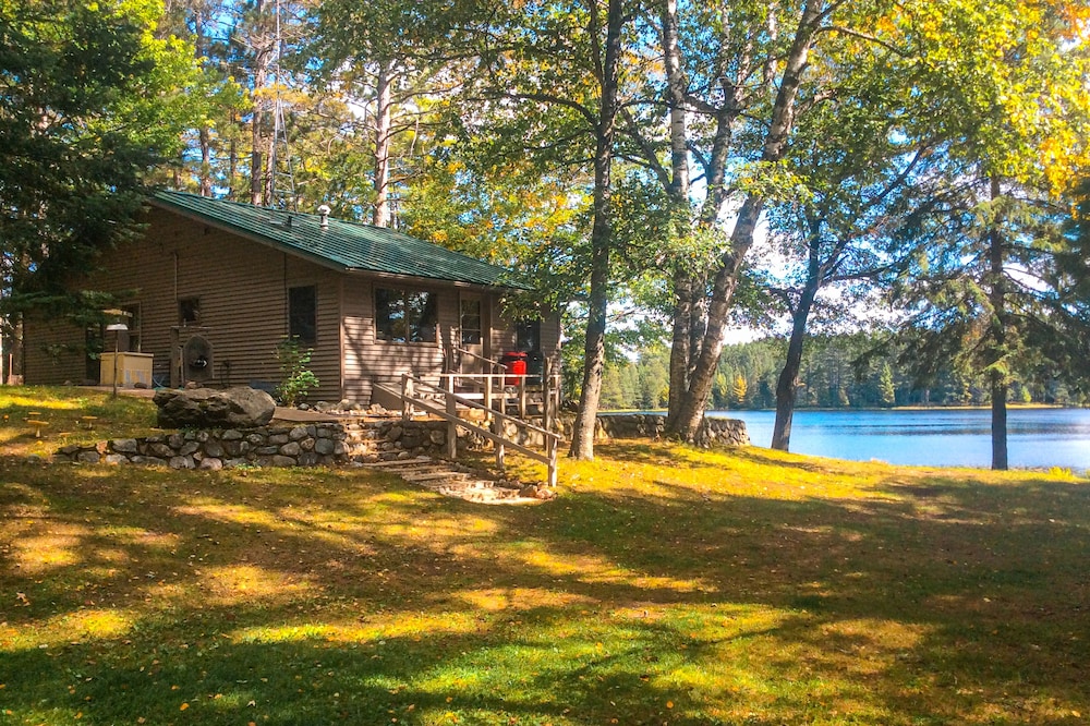 Peaceful lakefront cabin w/ seasonal swim raft, firepit, & fireplace - dogs ok