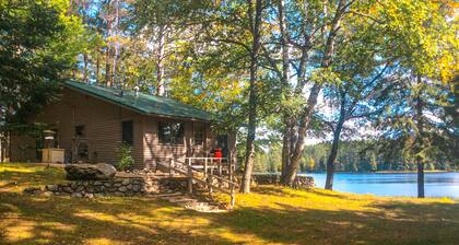 Dog-friendly, cabine au bord du lac avec débarcadère privé, foyer et foyer au gaz