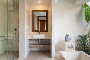 One Bedroom Private Pool Villa | Badezimmer | Badewanne und Dusche (separat), kostenlose Toilettenartikel