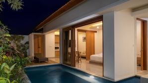 Une maison moderne dotée d’une piscine, d’une chambre et d’une salle de bain.