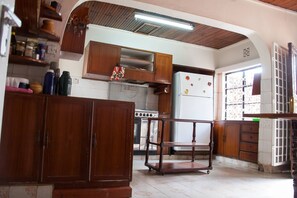 Fridge, microwave, oven, stovetop - A safe and serene home away from home, at the heart of Kenya's Nairobi city. (Roysambu)