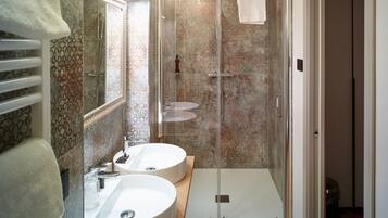 Suite | Bathroom | Shower, rainfall showerhead, hair dryer, slippers