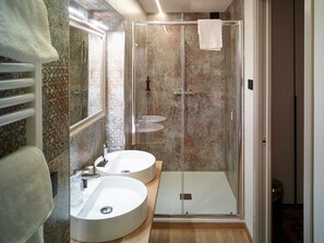 Suite | Bathroom | Shower, rainfall showerhead, hair dryer, slippers - Ca' Dei Proverbi Suites - Wenice Deep Culture (Venice)