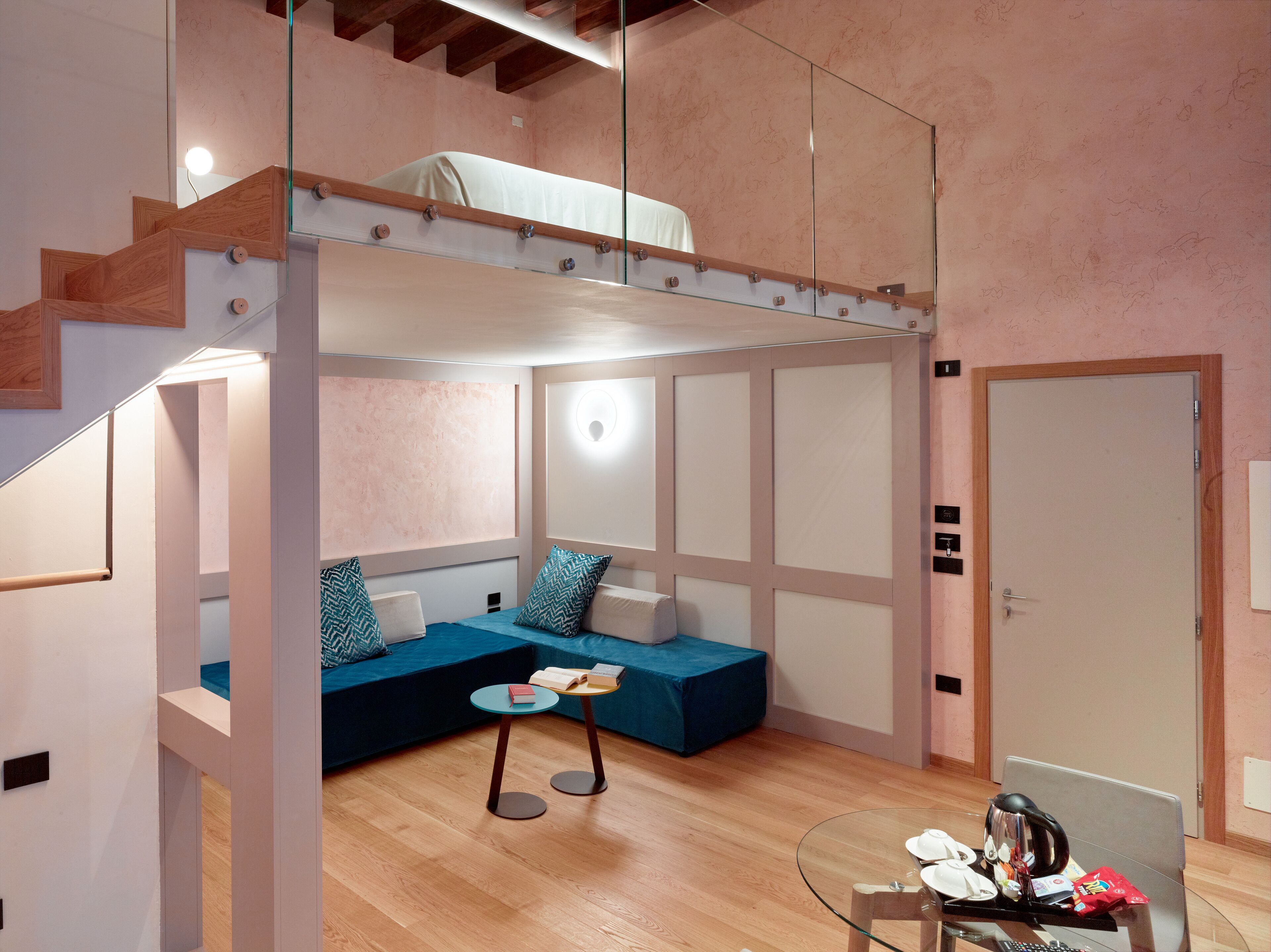 Suite | Ropa de cama hipoalergénica, edredón y minibar 