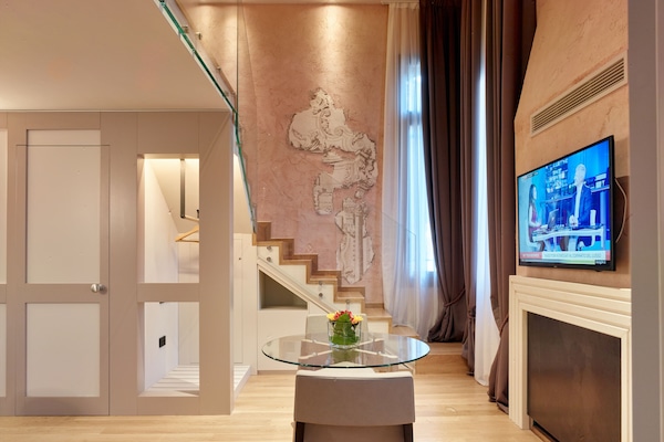 Suite | 1 bedroom, hypo-allergenic bedding, down duvets, minibar