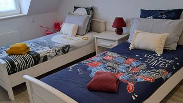 3 slaapkamers, een strijkplank/strijkijzer, gratis wifi, beddengoed