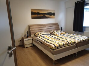 3 bedrooms, desk, iron/ironing board, travel crib