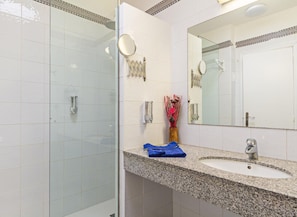 Douche, articles de toilette gratuits, sĂšche-cheveux