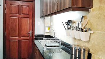 Réfrigérateur, micro-ondes, plaque de cuisson, cafetiÚre/bouilloire