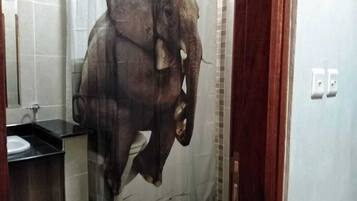 SĂšche-cheveux, serviettes fournies, savon, shampoing