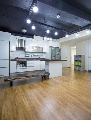 101 | 私人廚房 | 電冰箱、爐台、電鍋、鍋具/餐盤/廚房用品