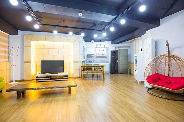 201 | Living area | Flat-screen TV - The Yeosu Pension (Yeosu)