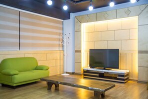 201 | Living area | Flat-screen TV
