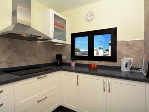 Een koelkast, een magnetron, een oven, een vaatwasser