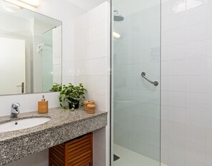 Badewanne, Haartrockner, Handtücher