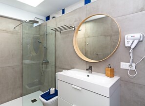 Bañera, secador de pelo, toallas
