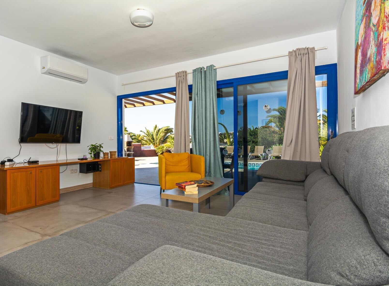 Televisie, een dvd-speler en een stereo