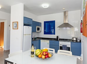 Refrigerador, microondas, horno, lavavajillas